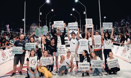 activistas en gualeguaychu: un mensaje ambiental en el carnaval mas grande del pais activistas en gualeguaychu: un mensaje ambiental en el carnaval mas grande del pais