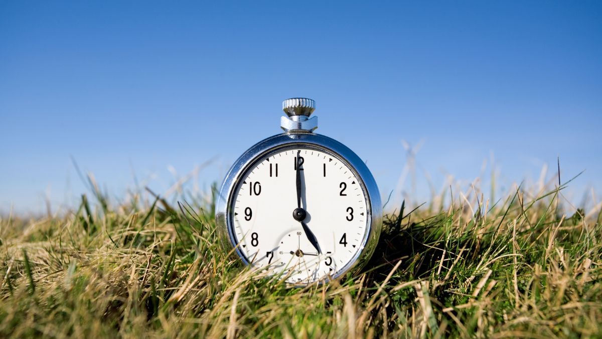 Qué significa ver la hora exacta en el reloj y cuál es su interpretación simbólica.