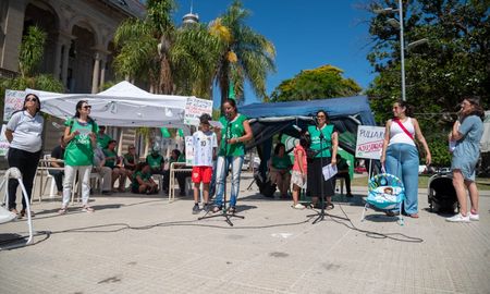 Sadop realizó un maternazo el pasado viernes frente a Casa de Gobierno, contra la Asistencia Perfecta. Sadop realizó un maternazo el pasado viernes frente a Casa de Gobierno, contra la Asistencia Perfecta.