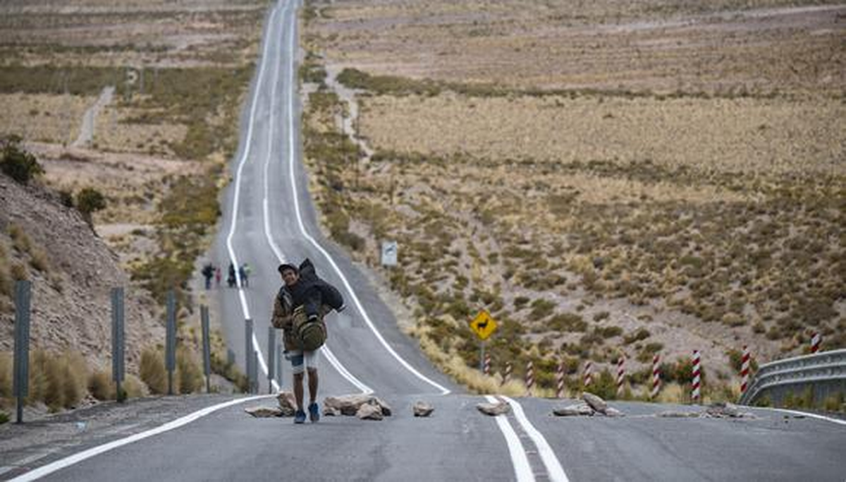 Al no encontrar asistencia médica, la madre tomó a la niña y caminó unos tres kilómetros hasta el pueblo chileno Colchane.