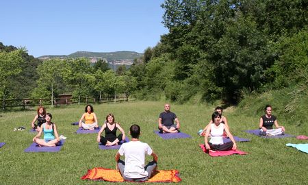 Practica yoga al aire libre