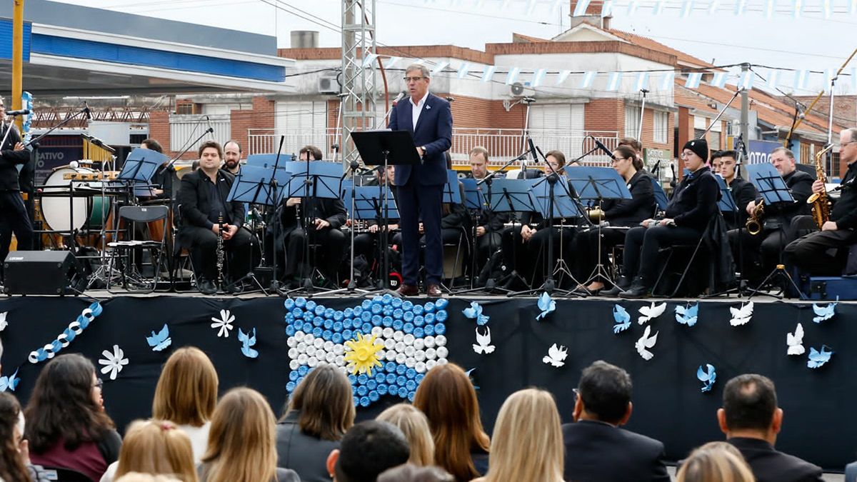 El intendente Emilio Jatón en el acto por el Día de la Independencia en Aristóbulo. El intendente Emilio Jatón en el acto por el Día de la Independencia en Aristóbulo.