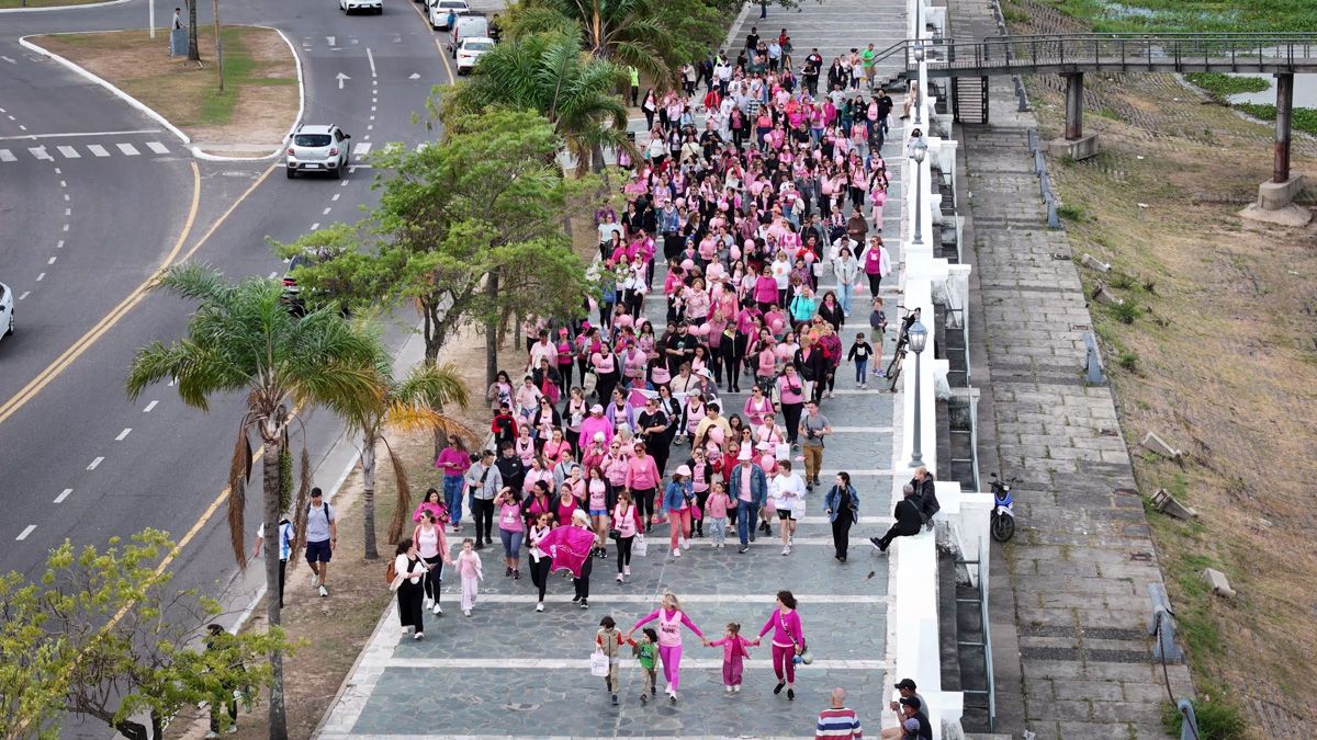 La segunda edición de la Caminata Rosa reunió a una multitud de personas