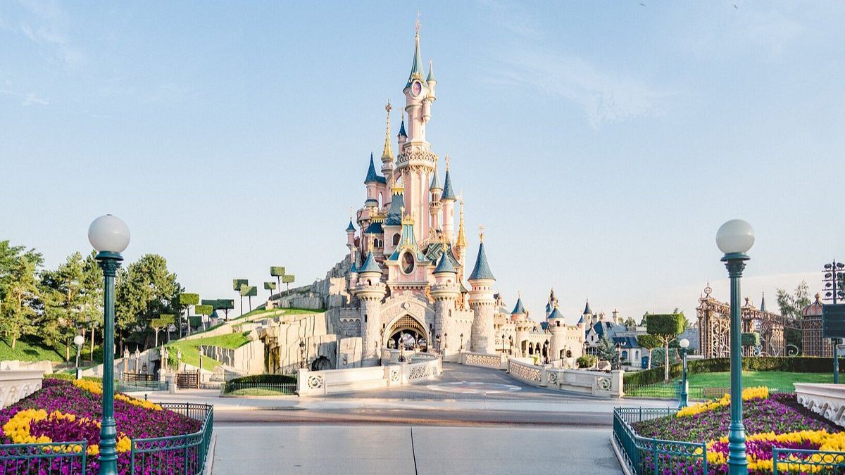 Horror en Francia: organizó una boda falsa con una menor de edad en Disneyland París y fue detenido