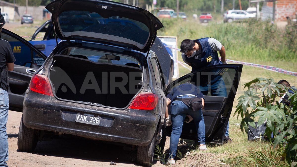Policías de la AIC cuando peritaron el auto en el que fue abandonada la víctima del secuestro.&nbsp;