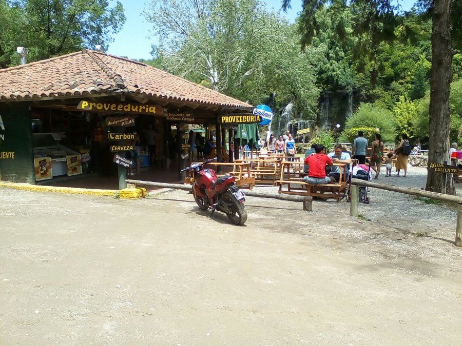 Turistas guardaron brasas en el baúl: el auto se prendió fuego y casi explota