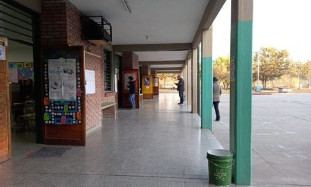 Los salteños comenzaron a votar desde las 8 para elegir 12 senadores y 30 diputados provinciales, 343 concejales, 60 convencionales constituyentes y el intendente del municipio de Aguaray. Los salteños comenzaron a votar desde las 8 para elegir 12 senadores y 30 diputados provinciales, 343 concejales, 60 convencionales constituyentes y el intendente del municipio de Aguaray.