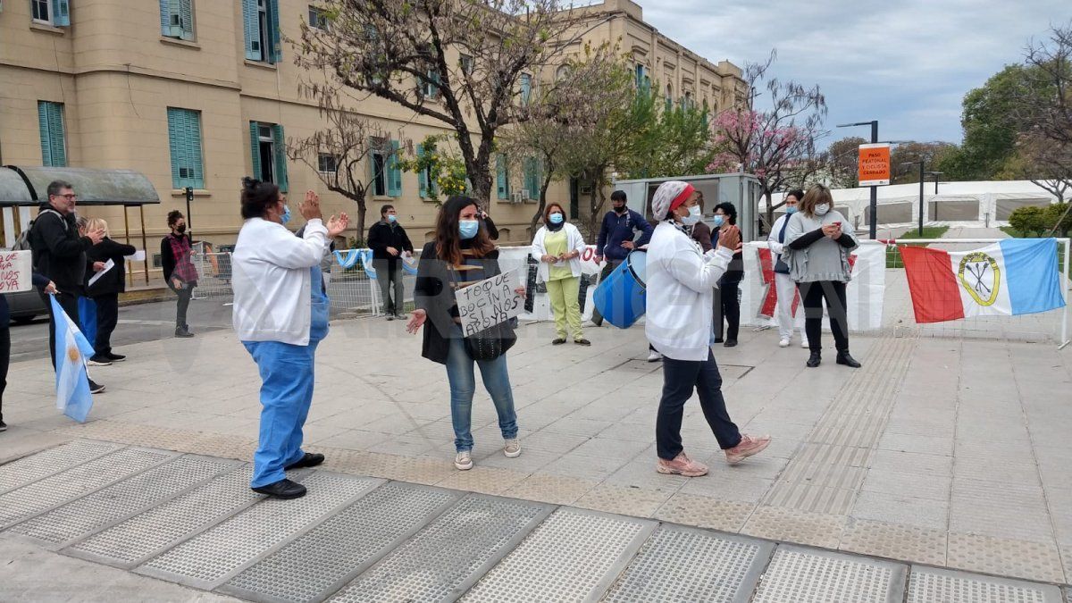 Con bombos, pancartas y cánticos, los trabajadores de la salud se manifestaron por sexta vez en reclamo de mejoras salariales.