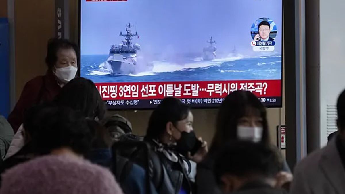La televisión emite imágenes de archivo de buques de Corea del Sur.