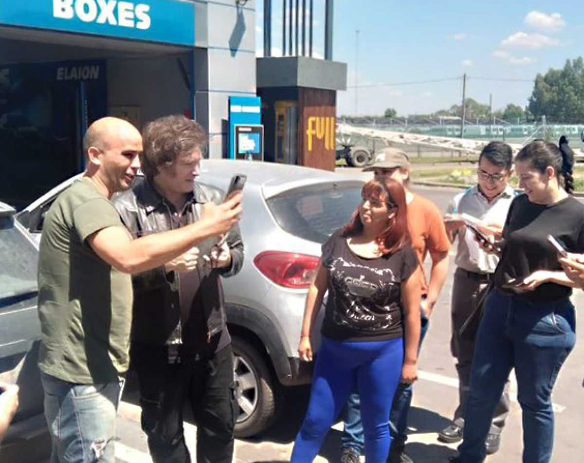 Javier Milei fue a cargar nafta este sábado en una estación de servicio de zona norte y cuestionó al oficialismo por el faltante de combustible.