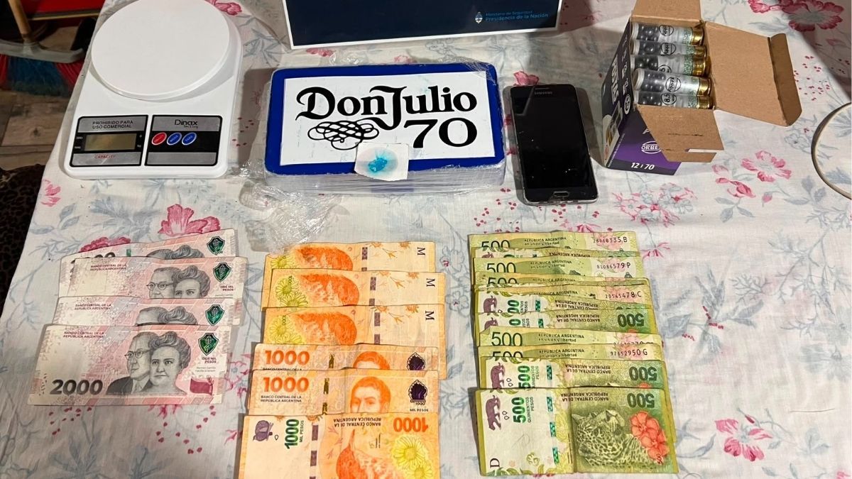 Durante los procedimientos fueron detenidas 13 personas mayores de edad, ocho hombres y cinco mujeres, señaladas como integrantes de la estructura investigada.