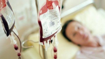 La&nbsp;Justicia&nbsp;de&nbsp;San Juan&nbsp;dispuso que una&nbsp;niña de cuatro años&nbsp;diagnosticada con&nbsp;cáncer&nbsp;reciba todas las prácticas médicas que requiera, incluidas las&nbsp;transfusiones de sangre, pese a que su&nbsp;madre&nbsp;se opone&nbsp;a los tratamientos&nbsp;por sus creencias religiosas.