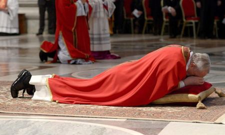El papa Francisco presidió este Viernes Santo la celebración de la Pasión del Señor en la Basílica de San Pedro con la participaron de unos 200 fieles, algunos cardenales, obispos y funcionarios del Vaticano, todos con el debido distanciados y con mascarilla para evitar la propagación del coronavirus, informaron fuentes vaticanas. El papa Francisco presidió este Viernes Santo la celebración de la Pasión del Señor en la Basílica de San Pedro con la participaron de unos 200 fieles, algunos cardenales, obispos y funcionarios del Vaticano, todos con el debido distanciados y con mascarilla para evitar la propagación del coronavirus, informaron fuentes vaticanas.