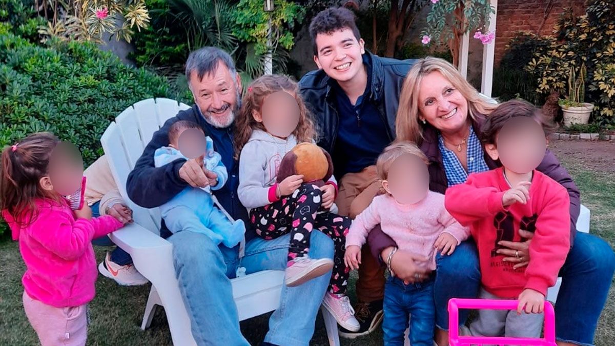Silvio y Maricel dieron un hogar a catorce bebés. Silvio y Maricel dieron un hogar a catorce bebés.