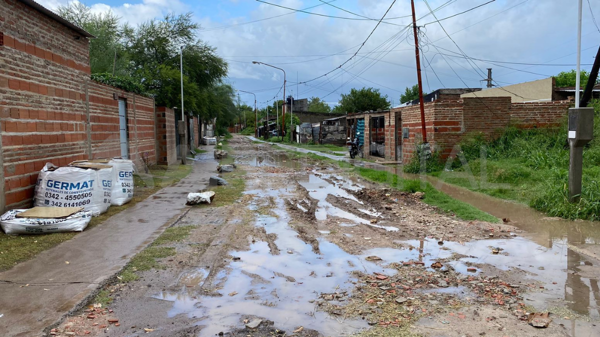 Los vecinos tratan de mejorar como pueden el estado de las calles. Los vecinos tratan de mejorar como pueden el estado de las calles.