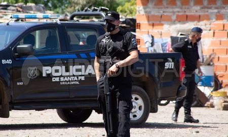 El gobierno de la provincia de Santa Fe, a través del Ministerio de Seguridad, decidió otorgar una asignación extraordinaria de cinco mil pesos por cada hijo, en concepto de asistencia económica para los agentes que tengan hijos escolarizados. El gobierno de la provincia de Santa Fe, a través del Ministerio de Seguridad, decidió otorgar una asignación extraordinaria de cinco mil pesos por cada hijo, en concepto de asistencia económica para los agentes que tengan hijos escolarizados.