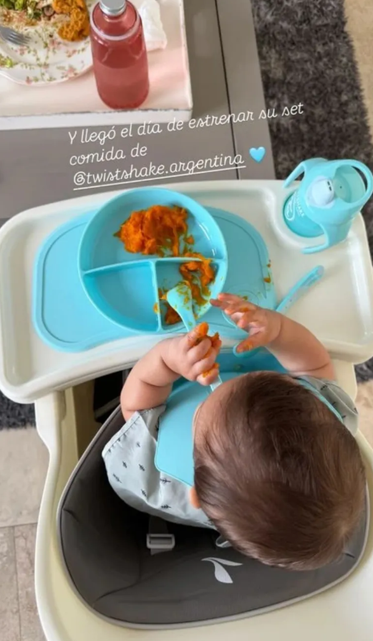 Cruz, hijo de Manu Urcera y Nicole Neumann, disfrutando de su primera comida. Cruz, hijo de Manu Urcera y Nicole Neumann, disfrutando de su primera comida.