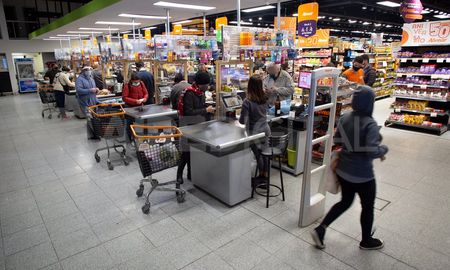 El secretario de Comercio Interior, Roberto Feletti, calificó hoy de bueno al nivel de cumplimiento del nuevo esquema de precios fijado en la canasta de 1.432 productos de consumo masivo puesto en marcha en la última semana. El secretario de Comercio Interior, Roberto Feletti, calificó hoy de bueno al nivel de cumplimiento del nuevo esquema de precios fijado en la canasta de 1.432 productos de consumo masivo puesto en marcha en la última semana.