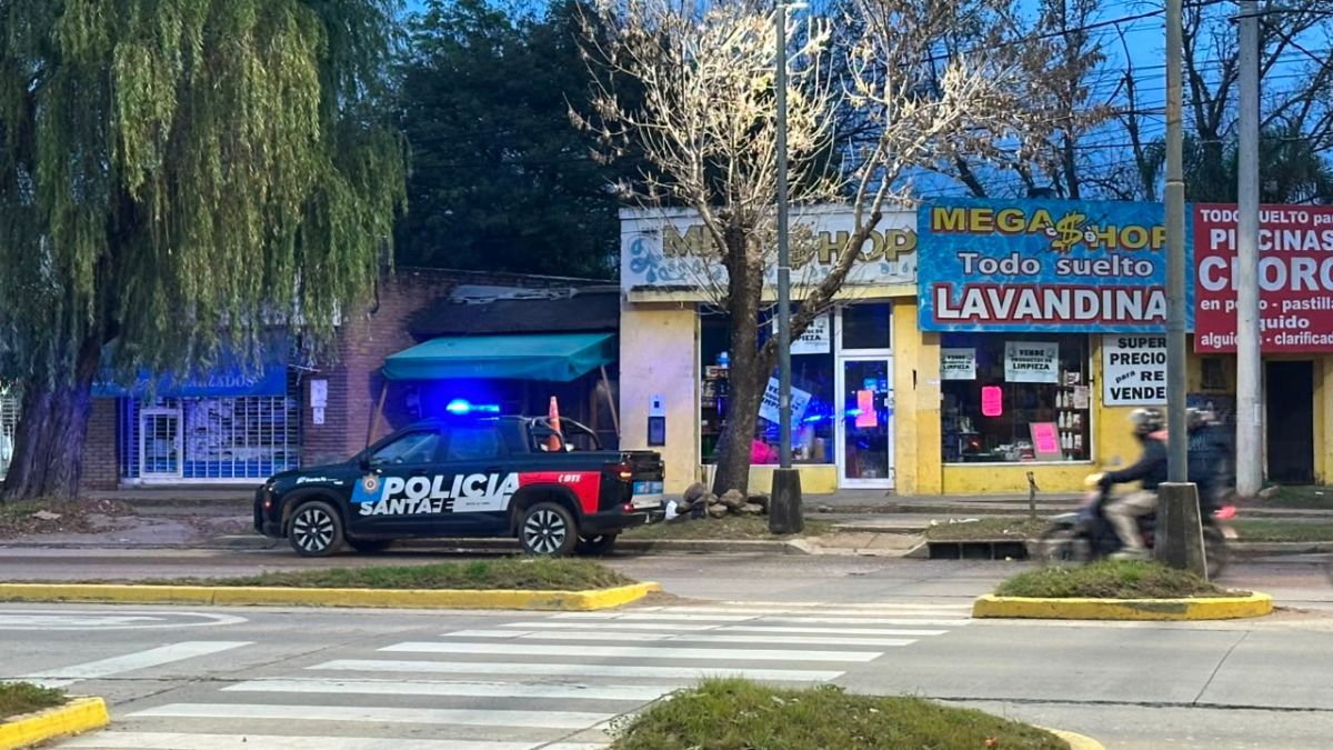Delincuentes destrozaron el frente de un comercio sobre avenida Blas Parera y Alberti, en el norte de Santa Fe.