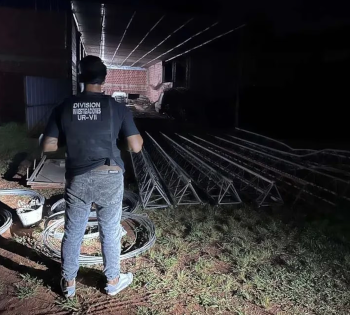 La Policía allanó el taller y encontró la torre de 48 metros desarmada. La Policía allanó el taller y encontró la torre de 48 metros desarmada.