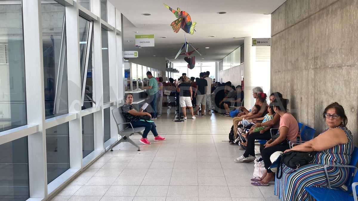 Empleados y empleadas sumados a una cantidad de concurrentes a las diferentes alas del piso dos del Cemafe, soportando la estadía sin aire acondicionado. Empleados y empleadas sumados a una cantidad de concurrentes a las diferentes alas del piso dos del Cemafe, soportando la estadía sin aire acondicionado.