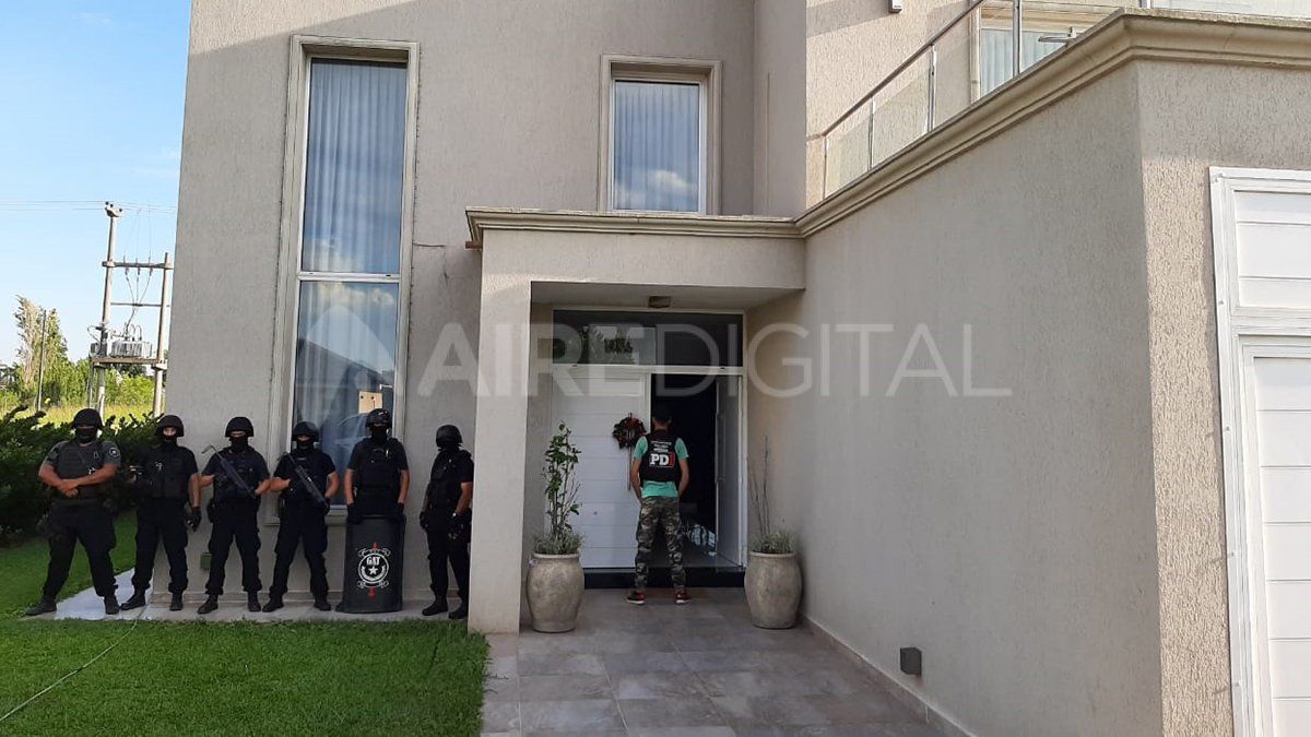 Procedimiento de la fuerza policial en una casa de Aires del Llano.
