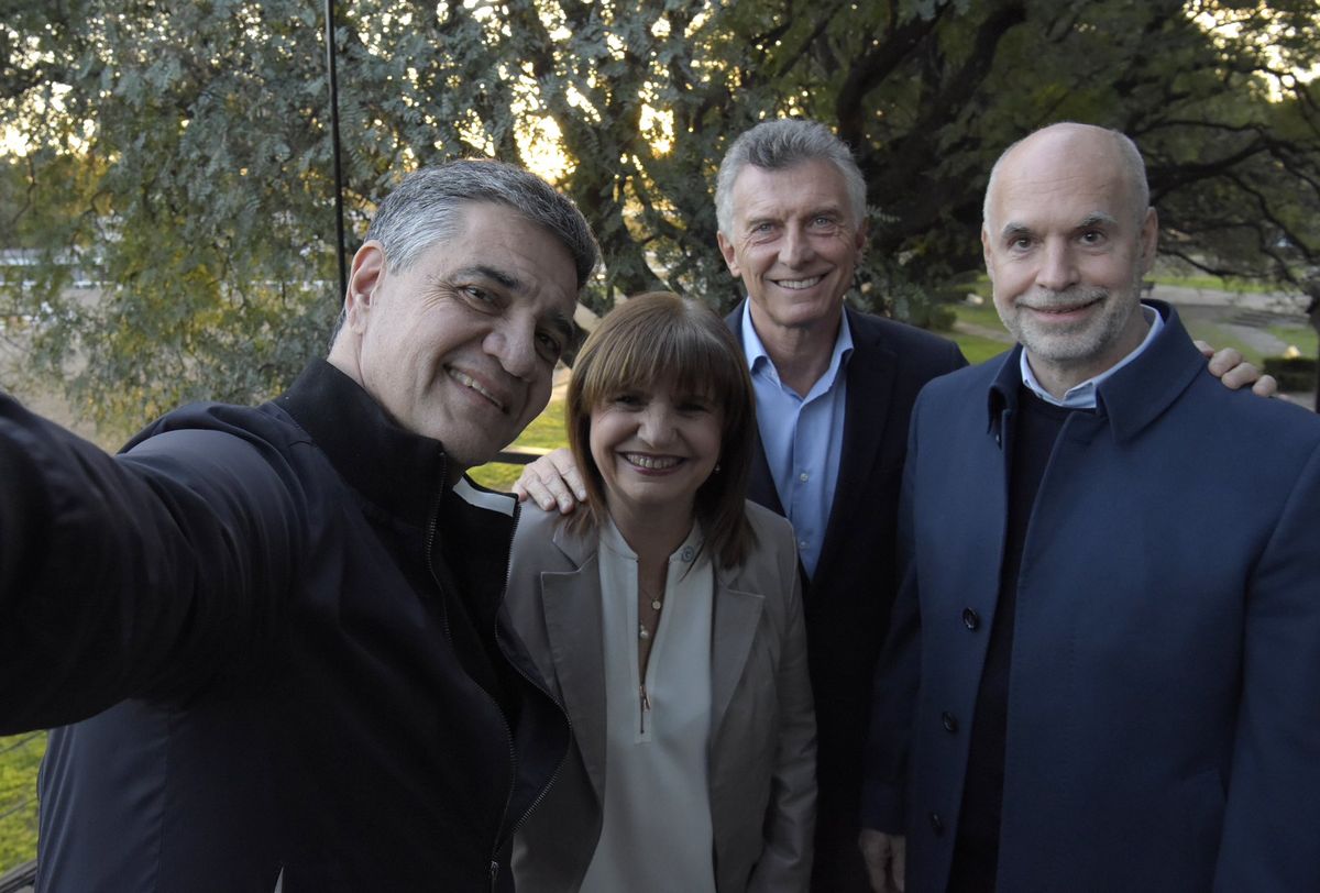 Los dirigentes y precandidatos de Juntos por el Cambio estuvieron reunidos con Mauricio Macri previo a las elecciones. Los dirigentes y precandidatos de Juntos por el Cambio estuvieron reunidos con Mauricio Macri previo a las elecciones.