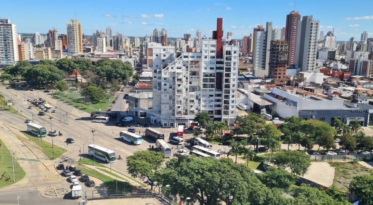 Los manifestantes bloquearon el ingreso de colectivos a la terminal y cortaron el acceso a calles Belgrano y La Rioja por Avenida Alem.&nbsp;