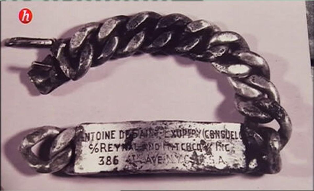 El 7 de septiembre de 1998, el pescador Jean-Claude Antoine Bianco encontró –a poco menos de un kilómetro al este de la isla de Riou, y unos 20 kilómetros al sureste de Marsella–, una pulsera de plata. La misma tenía grabados los nombres de Saint-Exupéry y de su esposa, Consuelo, y de sus editores, Reynal & Hitchcock, enganchada a un trozo de tela, probablemente de su traje de vuelo.