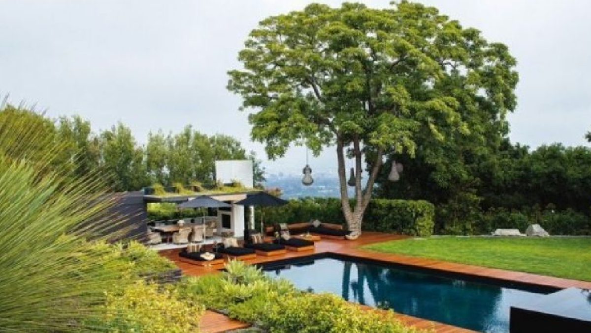 El dise&ntilde;o de la casa es minimalista y el color que predomina es el blanco, amplios ventanales, hermosos jardines en la entrada y en sus alrededores.