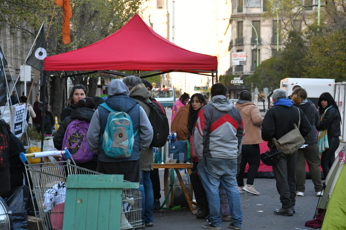 El reclamo de una piquetera: Tenemos derecho de tener un termo Stanley