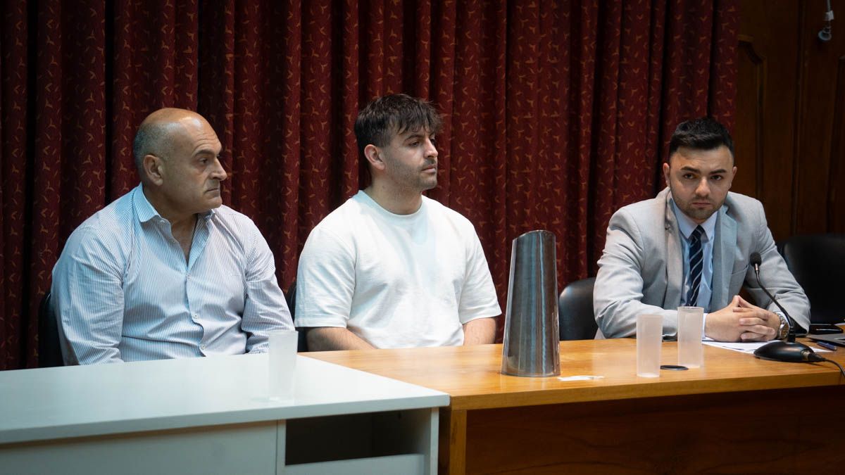De izquierda a derecha. Walter Sola, su hijo Nicolás y Agustín Márquez, el abogado de ambos. 