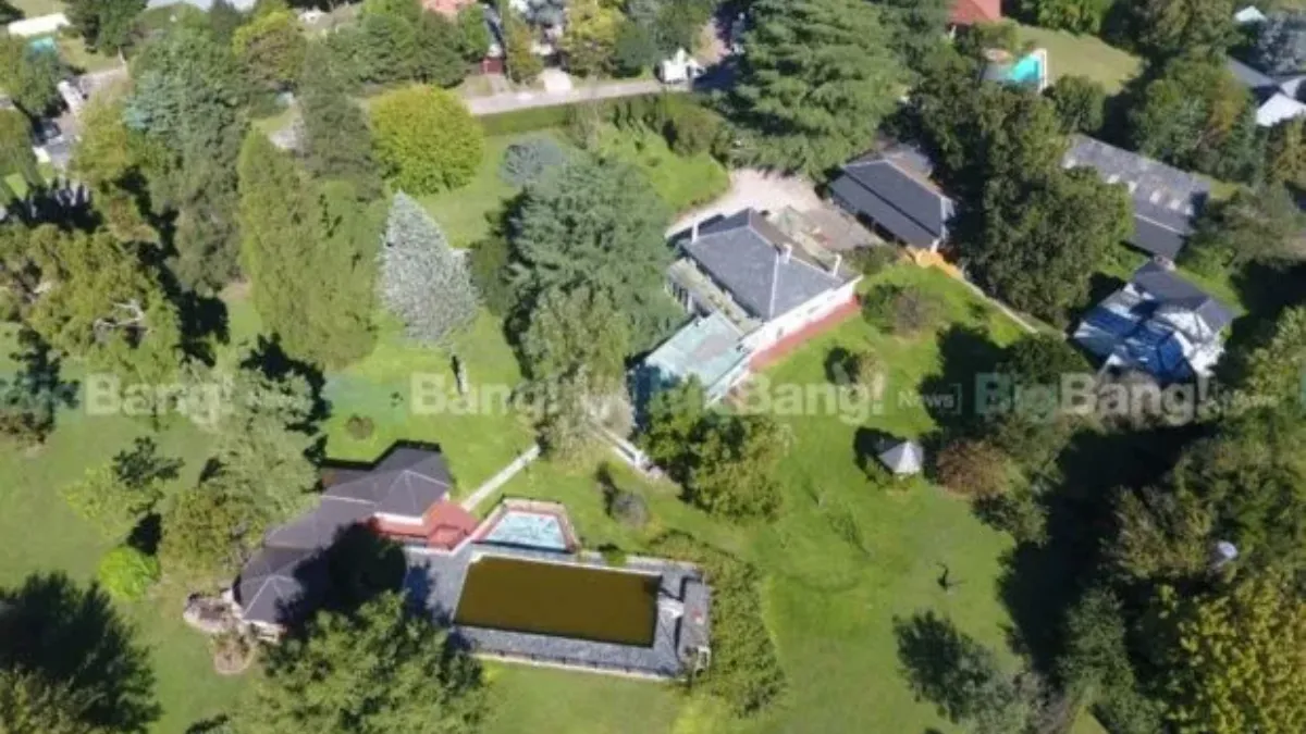 Así es la impresionante mansión donde vive el Indio Solari. Así es la impresionante mansión donde vive el Indio Solari.