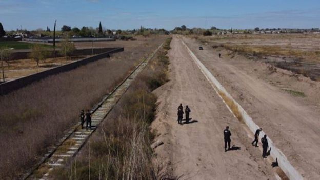 El joven se quedó dormido sobre las vías del tren