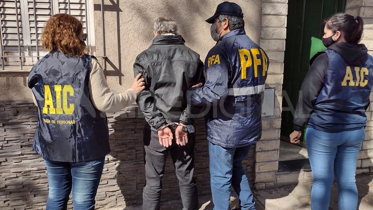 Atrapado. El momento en que policías de la AIC y de la PFA detuvieron al principal sospechoso.&nbsp;