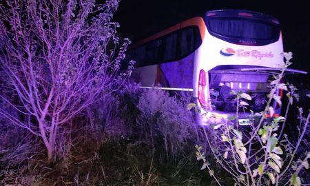 Un colectivo de la empresa Tata Rápido volcó el lunes por la noche a la altura de la localidad de Timbúes. Un colectivo de la empresa Tata Rápido volcó el lunes por la noche a la altura de la localidad de Timbúes.