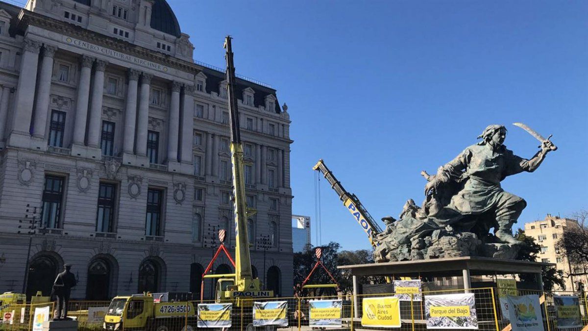 Tras años de polémica: reubicaron la estatua de Juana Azurduy