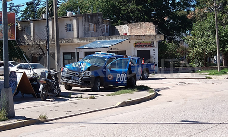 La camioneta de la policía iba a velocidad por un llamado del 911 y chocó en Avenida Blas Parera.