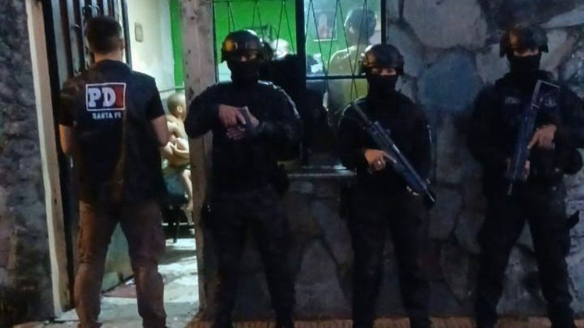 A través del sistema Lince, la Policía detuvo al sindicado autor de tres robos a mano armada en heladerías de Rosario. A través del sistema Lince, la Policía detuvo al sindicado autor de tres robos a mano armada en heladerías de Rosario.