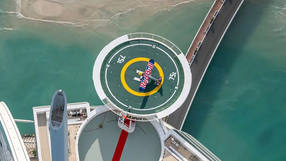 El ingeniero aeronáutico Mike Patey, quien modificó el avión para este desafío, elogió a Czepiela. “Construimos el avión adecuado para este proyecto, pero era crucial encontrar al piloto adecuado para volarlo. Solo hay un par de pilotos en este planeta en los que confiaría para intentar esta hazaña, y Luke era la persona ideal para el trabajo”. El ingeniero aeronáutico Mike Patey, quien modificó el avión para este desafío, elogió a Czepiela. “Construimos el avión adecuado para este proyecto, pero era crucial encontrar al piloto adecuado para volarlo. Solo hay un par de pilotos en este planeta en los que confiaría para intentar esta hazaña, y Luke era la persona ideal para el trabajo”.
