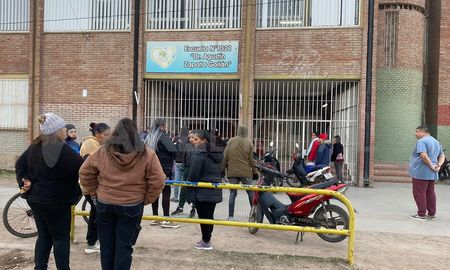 Familiares de las alumnas en el ingreso a la escuela del norte de la ciudad. Familiares de las alumnas en el ingreso a la escuela del norte de la ciudad.