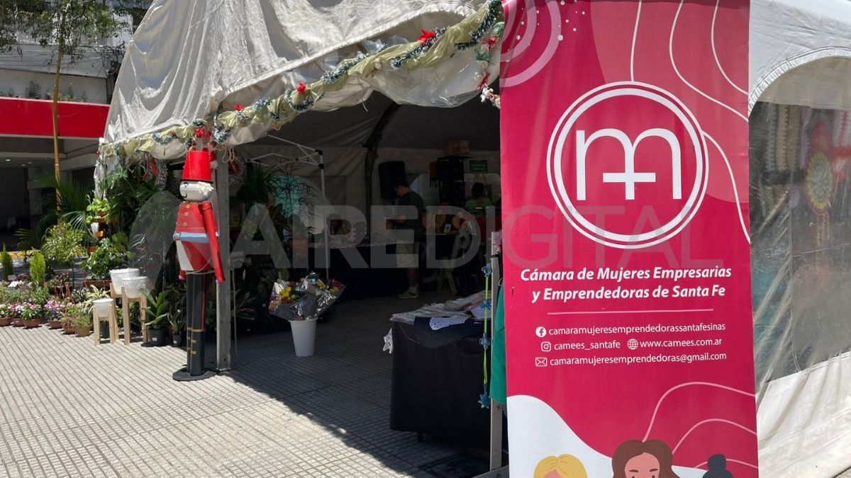 La feria de mujeres emprendedoras en la Peatonal de Santa Fe extiende su horario por la Navidad.
