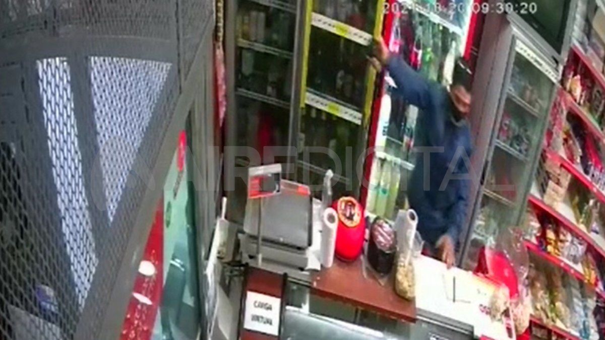 Uno de los ladrones ingresó al local y empuñó un arma