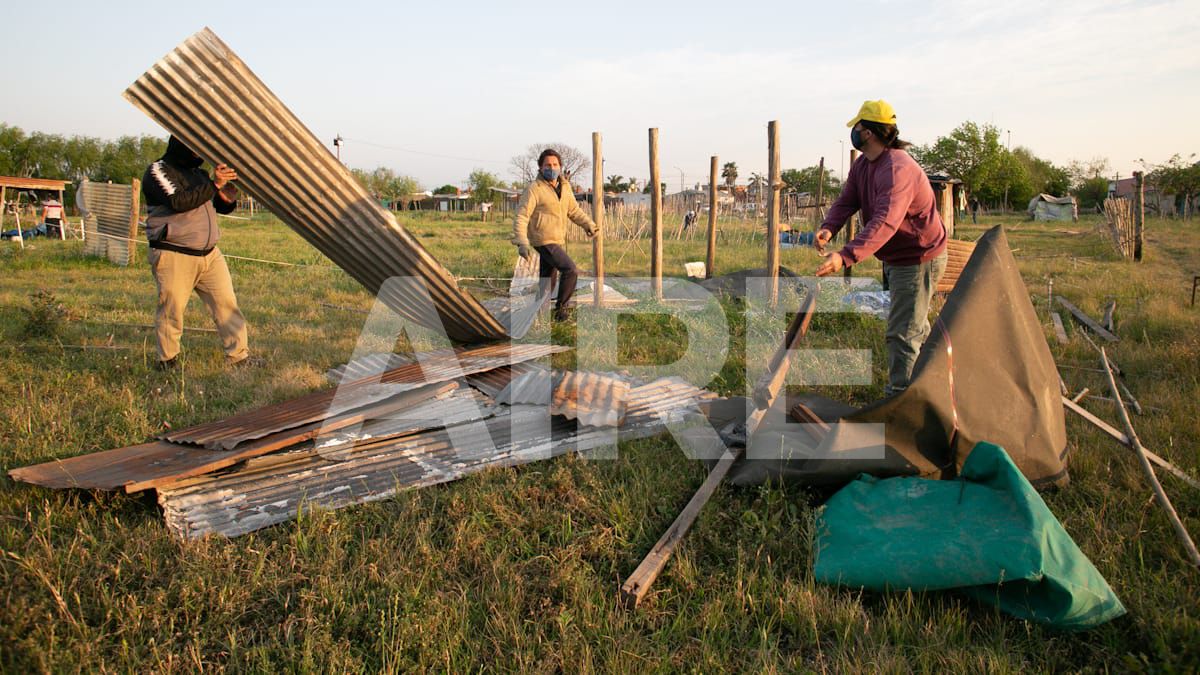Personal contratado por las autoridades desarmó las casas precarias deshabitadas en el terreno federal usurpado en el norte de la ciudad.
