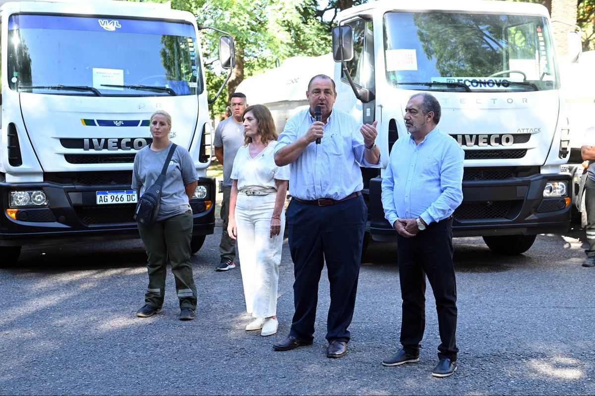 El intendente Juan Pablo Poletti, la presidenta del Concejo Municipal Adriana Chuchi Molina y el secretario de Asoem, Juan Medina, encabezaron el acto. El intendente Juan Pablo Poletti, la presidenta del Concejo Municipal Adriana Chuchi Molina y el secretario de Asoem, Juan Medina, encabezaron el acto.