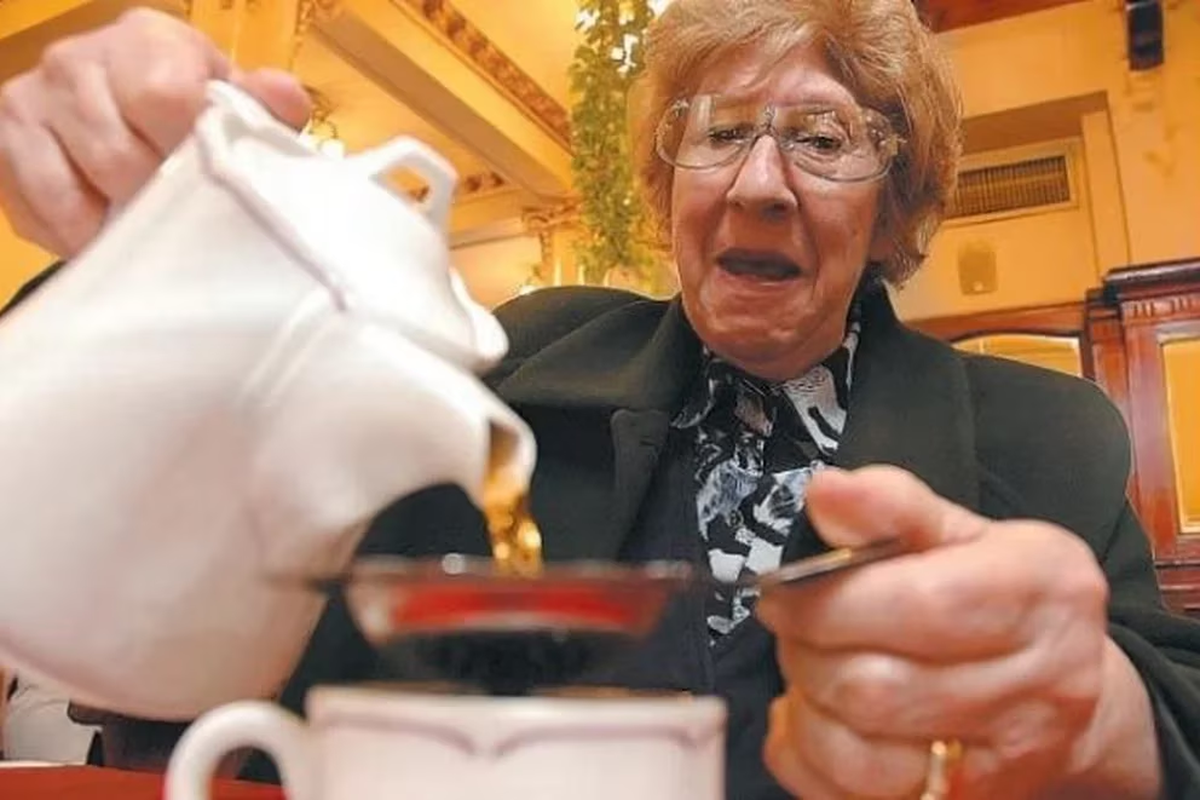 Murano invitó a sus amigas a tomar el té con masitas y las envenenó por una deuda económica. Murano invitó a sus amigas a tomar el té con masitas y las envenenó por una deuda económica.