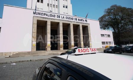 Evalúan además la posibilidad de ampliar el número de licencias para sumar más taxis y remises a la ciudad de Santa Fe. Evalúan además la posibilidad de ampliar el número de licencias para sumar más taxis y remises a la ciudad de Santa Fe.