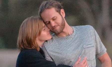 El que sí parece que es su nueva pareja es un empresario californiano de su misma edad, treinta y un años, que se llama Leo Robinton. Están a punto de celebrar dos años de discreta relación. Hace unos días los paparazzi les cazaban dando un paseo por Los Ángeles. El que sí parece que es su nueva pareja es un empresario californiano de su misma edad, treinta y un años, que se llama Leo Robinton. Están a punto de celebrar dos años de discreta relación. Hace unos días los paparazzi les cazaban dando un paseo por Los Ángeles.