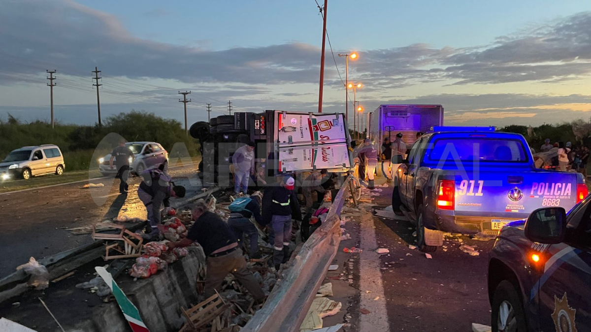 Los automovilistas que pasaban por el lugar frenaban para llevarse algunos de los pollos.