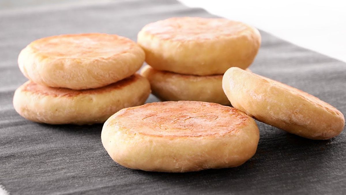 Este pan, al no llevar levadura, no necesita reposo y se hace en menos de media hora. Este pan, al no llevar levadura, no necesita reposo y se hace en menos de media hora.